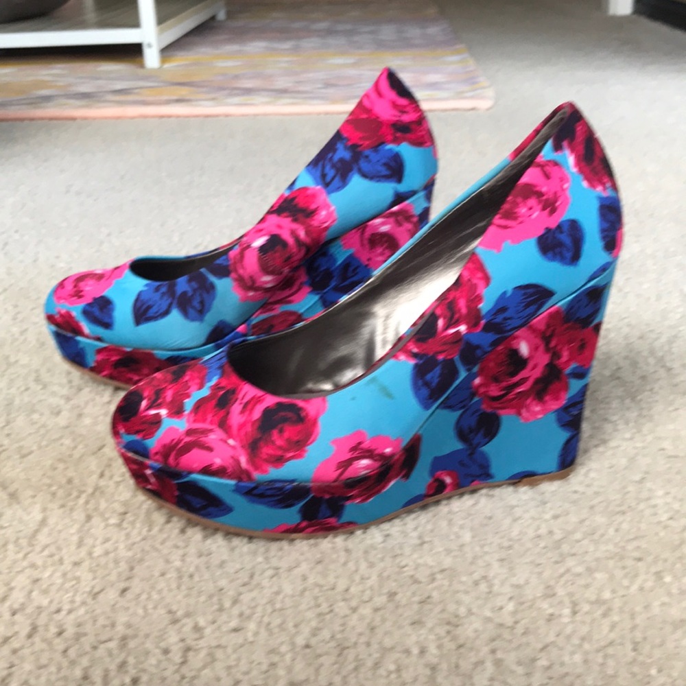 Madden Girl Flower Wedge